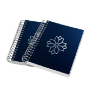 CADERNETA CAPA MALEÁVEL WIRE O MIOLO PERSONALIZADO ABERTURA HORIZONTAL COUCHÊ 275G LAM FOSCA E HOTSTAMPING Colorido frente - 4 un.
