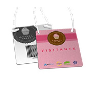 CREDENCIAIS COUCHÊ 300G VERNIZ UV TOTAL FRENTE COM CORDÃO OU CLIP JACARÉ 90X98MM Colorido frente e preto e branco verso - 50 un.