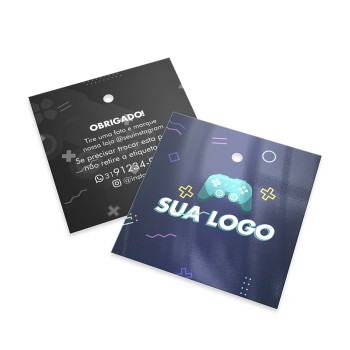 TAGS PADRÃO FURO COUCHÊ 250G VERNIZ UV TOTAL FRENTE 45X51MM Colorido frente e preto e branco verso - 2000 un.