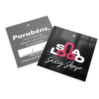TAGS PADRÃO FURO COUCHÊ 250G VERNIZ UV TOTAL FRENTE 91X102MM Colorido frente e preto e branco verso - 500 un.
