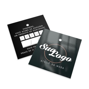 TAGS PADRÃO FURO COUCHÊ 300G VERNIZ UV TOTAL FRENTE 45X51MM Colorido frente e preto e branco verso - 2000 un.
