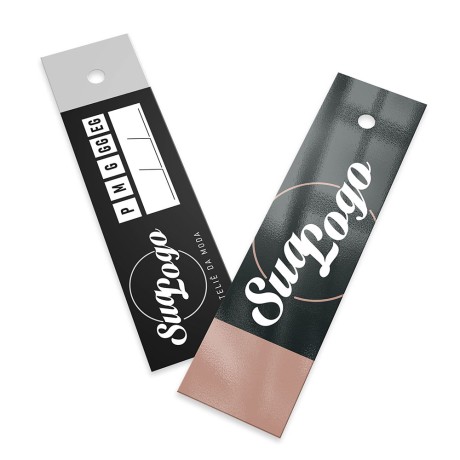 TAGS PADRÃO FURO COUCHÊ 300G VERNIZ UV TOTAL FRENTE 91X25MM Colorido frente e preto e branco verso - 2000 un.