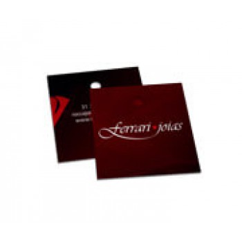 TAGS TAGS PADRAO FURO COUCHE 300G FOSCA VERNIZ LOCALIZADO FRENTE 45X51MM Colorido frente e verso - 1000 un.