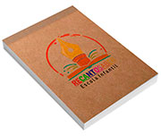 CADERNETA CAPA BROCHURA E COLA MIOLO PERSONALIZADO ABERTURA VERTICAL KRAFT 250G 48 FOLHAS
